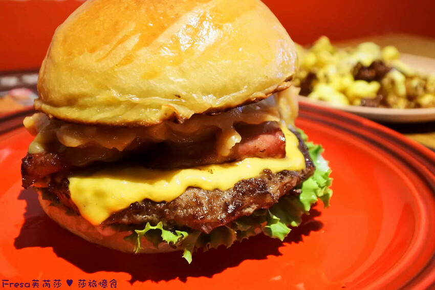 屏東縣屏東市屏東漢堡【紅鈕釦美式餐廳】桌邊淋上起士醬雞腿堡鐵板滋滋響超罪惡！內用汽水爆米花霜淇淋無限暢食│屏東炸
