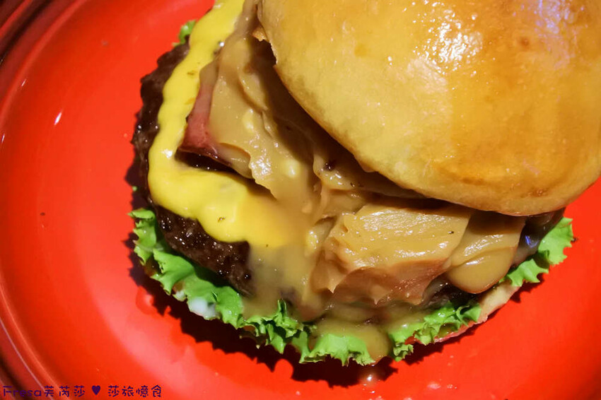 屏東縣屏東市屏東漢堡【紅鈕釦美式餐廳】桌邊淋上起士醬雞腿堡鐵板滋滋響超罪惡！內用汽水爆米花霜淇淋無限暢食│屏東炸