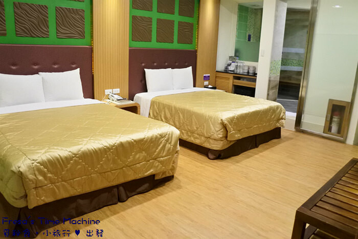 屏東縣屏東市屏東漢堡【紅鈕釦美式餐廳】桌邊淋上起士醬雞腿堡鐵板滋滋響超罪惡！內用汽水爆米花霜淇淋無限暢食│屏東炸