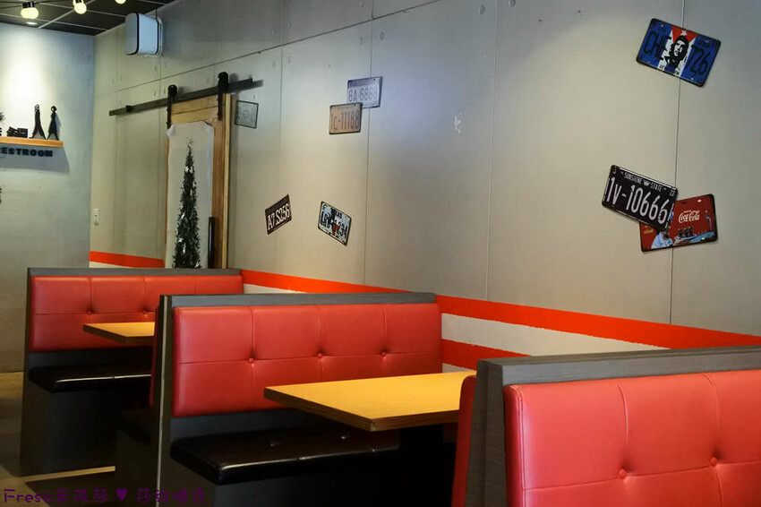 屏東縣屏東市屏東漢堡【紅鈕釦美式餐廳】桌邊淋上起士醬雞腿堡鐵板滋滋響超罪惡！內用汽水爆米花霜淇淋無限暢食│屏東炸