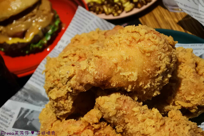 屏東縣屏東市屏東漢堡【紅鈕釦美式餐廳】桌邊淋上起士醬雞腿堡鐵板滋滋響超罪惡！內用汽水爆米花霜淇淋無限暢食│屏東炸