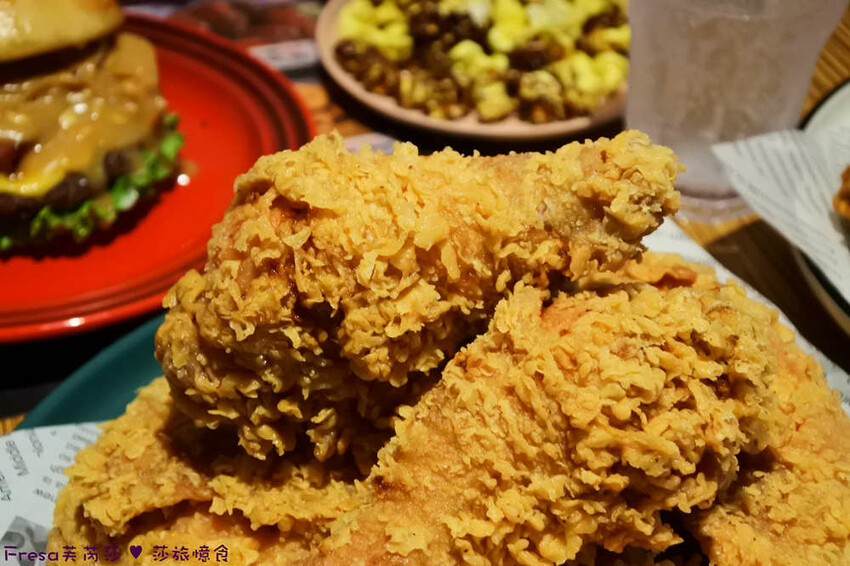 屏東縣屏東市屏東漢堡【紅鈕釦美式餐廳】桌邊淋上起士醬雞腿堡鐵板滋滋響超罪惡！內用汽水爆米花霜淇淋無限暢食│屏東炸