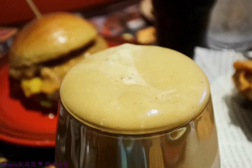 屏東縣屏東市屏東漢堡【紅鈕釦美式餐廳】桌邊淋上起士醬雞腿堡鐵板滋滋響超罪惡！內用汽水爆米花霜淇淋無限暢食│屏東炸