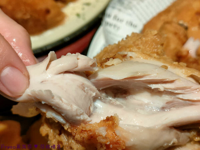 屏東縣屏東市屏東漢堡【紅鈕釦美式餐廳】桌邊淋上起士醬雞腿堡鐵板滋滋響超罪惡！內用汽水爆米花霜淇淋無限暢食│屏東炸