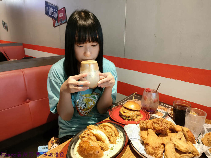 屏東縣屏東市屏東漢堡【紅鈕釦美式餐廳】桌邊淋上起士醬雞腿堡鐵板滋滋響超罪惡！內用汽水爆米花霜淇淋無限暢食│屏東炸