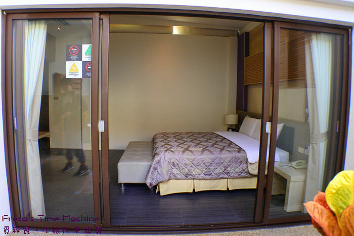 屏東縣屏東市屏東漢堡【紅鈕釦美式餐廳】桌邊淋上起士醬雞腿堡鐵板滋滋響超罪惡！內用汽水爆米花霜淇淋無限暢食│屏東炸