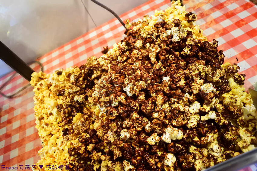 屏東縣屏東市屏東漢堡【紅鈕釦美式餐廳】桌邊淋上起士醬雞腿堡鐵板滋滋響超罪惡！內用汽水爆米花霜淇淋無限暢食│屏東炸