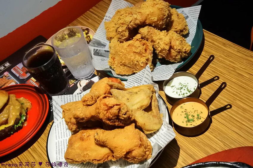 屏東縣屏東市屏東漢堡【紅鈕釦美式餐廳】桌邊淋上起士醬雞腿堡鐵板滋滋響超罪惡！內用汽水爆米花霜淇淋無限暢食│屏東炸