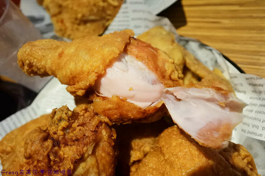 屏東縣屏東市屏東漢堡【紅鈕釦美式餐廳】桌邊淋上起士醬雞腿堡鐵板滋滋響超罪惡！內用汽水爆米花霜淇淋無限暢食│屏東炸