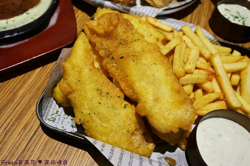 屏東縣屏東市屏東漢堡【紅鈕釦美式餐廳】桌邊淋上起士醬雞腿堡鐵板滋滋響超罪惡！內用汽水爆米花霜淇淋無限暢食│屏東炸