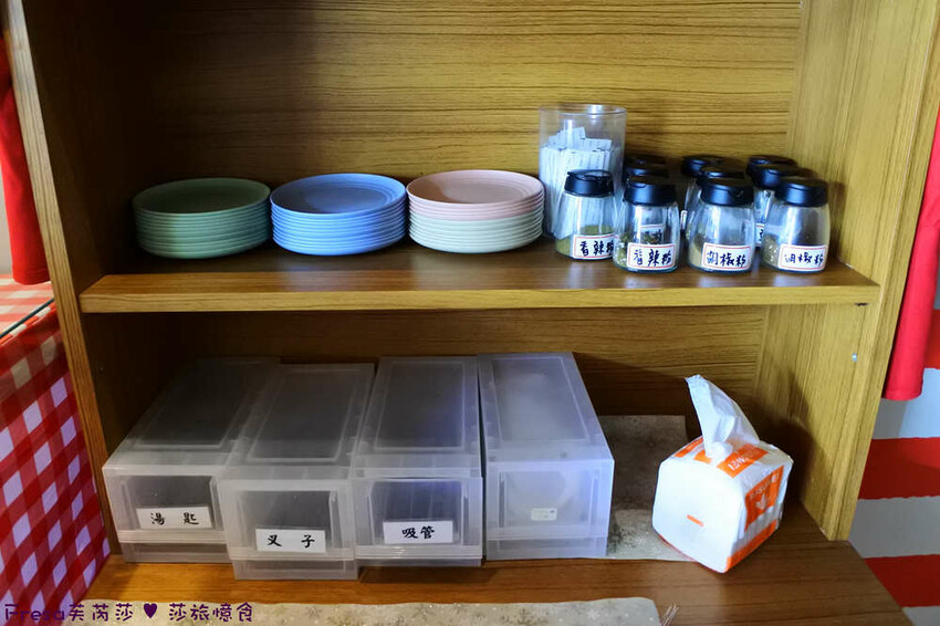 屏東縣屏東市屏東漢堡【紅鈕釦美式餐廳】桌邊淋上起士醬雞腿堡鐵板滋滋響超罪惡！內用汽水爆米花霜淇淋無限暢食│屏東炸