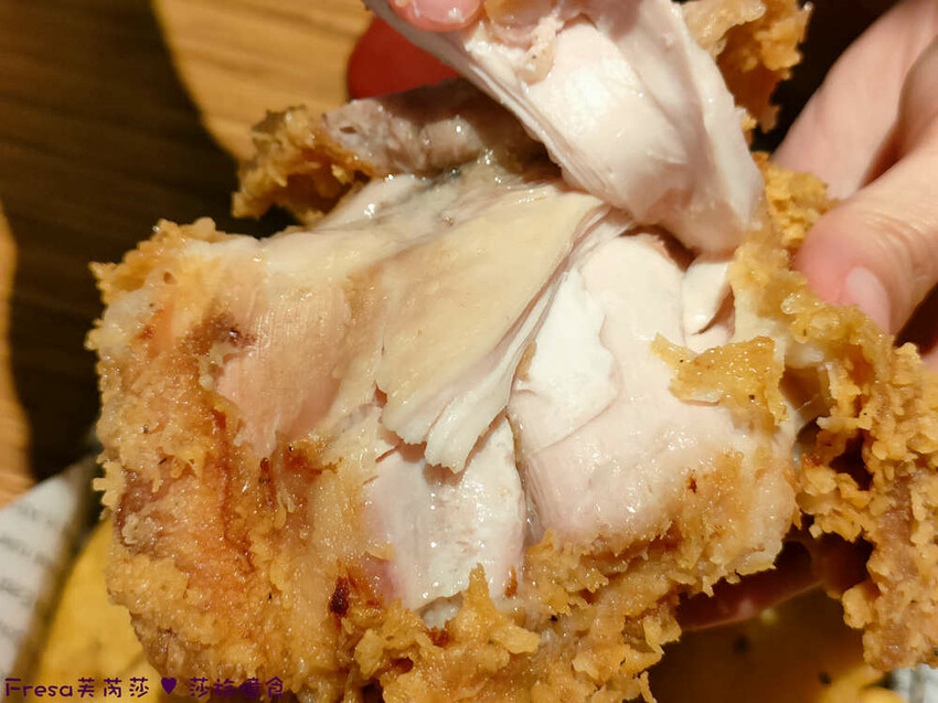 屏東縣屏東市屏東漢堡【紅鈕釦美式餐廳】桌邊淋上起士醬雞腿堡鐵板滋滋響超罪惡！內用汽水爆米花霜淇淋無限暢食│屏東炸