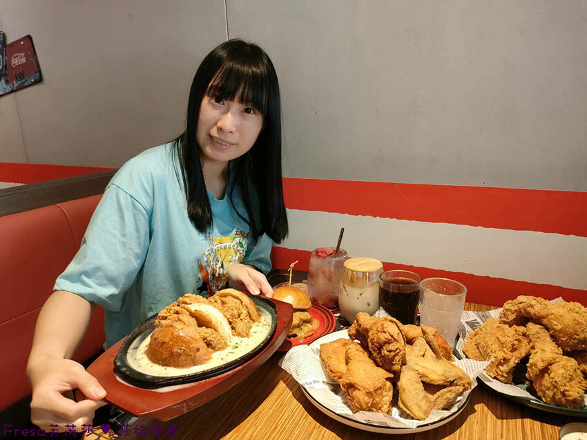 屏東縣屏東市屏東漢堡【紅鈕釦美式餐廳】桌邊淋上起士醬雞腿堡鐵板滋滋響超罪惡！內用汽水爆米花霜淇淋無限暢食│屏東炸