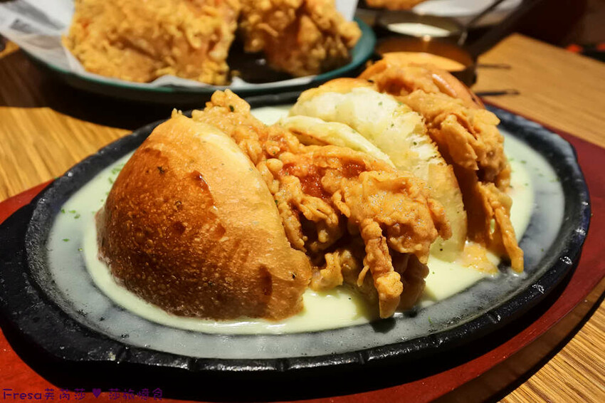 屏東縣屏東市屏東漢堡【紅鈕釦美式餐廳】桌邊淋上起士醬雞腿堡鐵板滋滋響超罪惡！內用汽水爆米花霜淇淋無限暢食│屏東炸