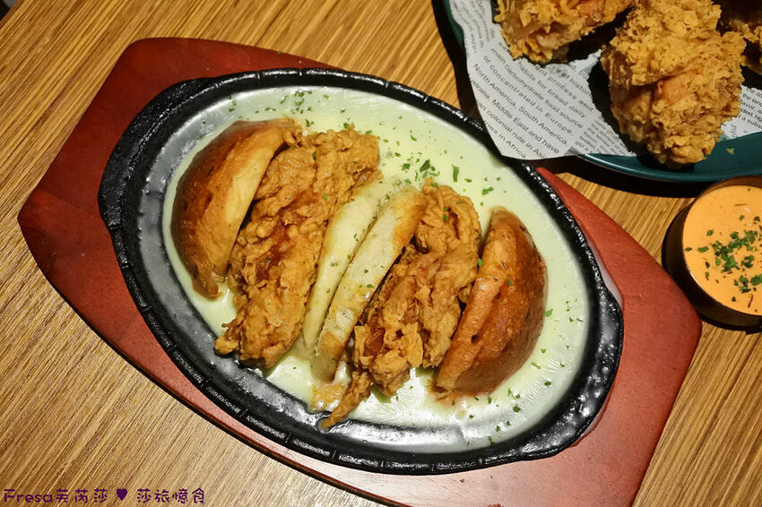 屏東縣屏東市屏東漢堡【紅鈕釦美式餐廳】桌邊淋上起士醬雞腿堡鐵板滋滋響超罪惡！內用汽水爆米花霜淇淋無限暢食│屏東炸