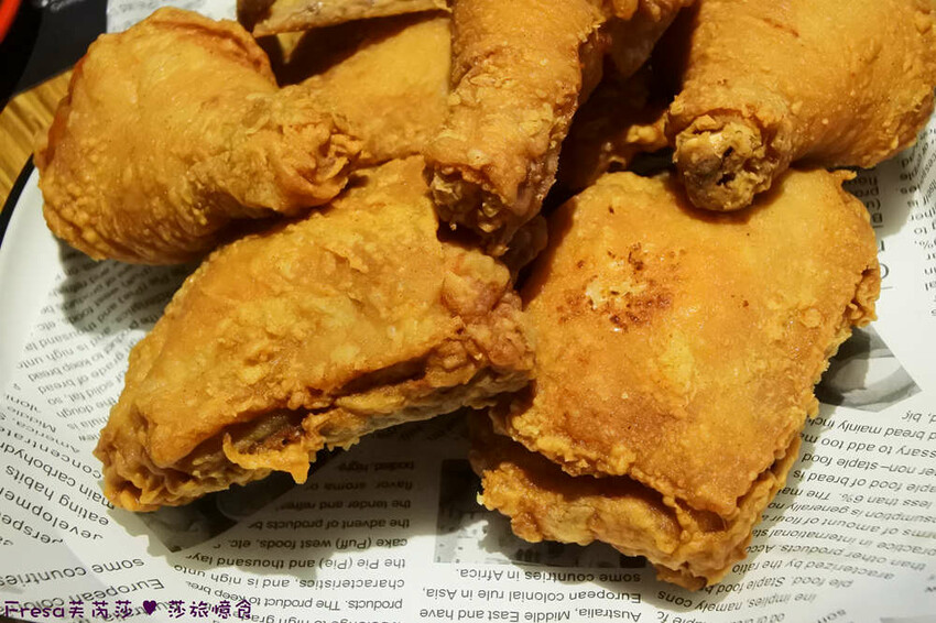 屏東縣屏東市屏東漢堡【紅鈕釦美式餐廳】桌邊淋上起士醬雞腿堡鐵板滋滋響超罪惡！內用汽水爆米花霜淇淋無限暢食│屏東炸