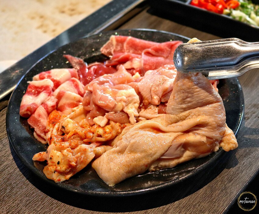 台南火烤兩吃吃到飽／嚴選超過80種食材／燒烤+火鍋一次滿足／物超所值怎麼吃都回本／台南第一家直營店－「八道晟台南崇明店」