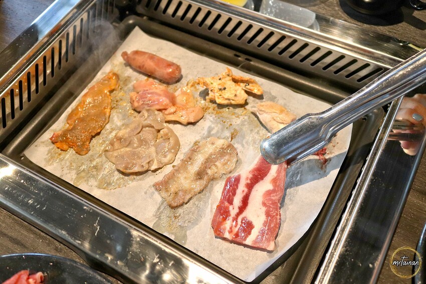 台南火烤兩吃吃到飽／嚴選超過80種食材／燒烤+火鍋一次滿足／物超所值怎麼吃都回本／台南第一家直營店－「八道晟台南崇明店」