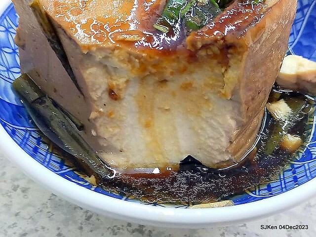「老北京雜醬麵館」--- 獅子頭乾麵、豆包干湯與滷豆腐(Port meat ball ,vegetable and fried noodles , Gravy Tofu and Tofu with port meat soup) at Taiwan light dishes store, Taipei, Taiwan, SJKen, Dec 4, 2023