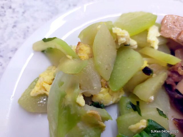 「老北京雜醬麵館」--- 獅子頭乾麵、豆包干湯與滷豆腐(Port meat ball ,vegetable and fried noodles , Gravy Tofu and Tofu with port meat soup) at Taiwan light dishes store, Taipei, Taiwan, SJKen, Dec 4, 2023