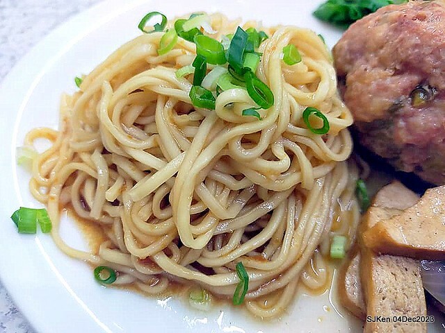 「老北京雜醬麵館」--- 獅子頭乾麵、豆包干湯與滷豆腐(Port meat ball ,vegetable and fried noodles , Gravy Tofu and Tofu with port meat soup) at Taiwan light dishes store, Taipei, Taiwan, SJKen, Dec 4, 2023