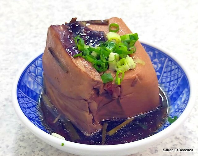「老北京雜醬麵館」--- 獅子頭乾麵、豆包干湯與滷豆腐(Port meat ball ,vegetable and fried noodles , Gravy Tofu and Tofu with port meat soup) at Taiwan light dishes store, Taipei, Taiwan, SJKen, Dec 4, 2023