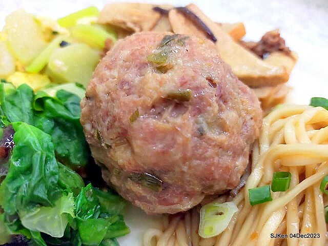 「老北京雜醬麵館」--- 獅子頭乾麵、豆包干湯與滷豆腐(Port meat ball ,vegetable and fried noodles , Gravy Tofu and Tofu with port meat soup) at Taiwan light dishes store, Taipei, Taiwan, SJKen, Dec 4, 2023