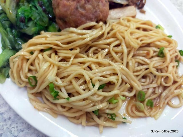 「老北京雜醬麵館」--- 獅子頭乾麵、豆包干湯與滷豆腐(Port meat ball ,vegetable and fried noodles , Gravy Tofu and Tofu with port meat soup) at Taiwan light dishes store, Taipei, Taiwan, SJKen, Dec 4, 2023