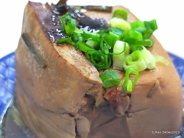 「老北京雜醬麵館」--- 獅子頭乾麵、豆包干湯與滷豆腐(Port meat ball ,vegetable and fried noodles , Gravy Tofu and Tofu with port meat soup) at Taiwan light dishes store, Taipei, Taiwan, SJKen, Dec 4, 2023