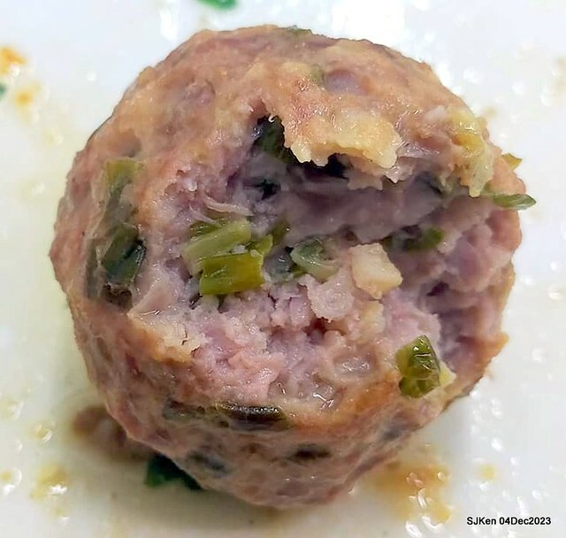 「老北京雜醬麵館」--- 獅子頭乾麵、豆包干湯與滷豆腐(Port meat ball ,vegetable and fried noodles , Gravy Tofu and Tofu with port meat soup) at Taiwan light dishes store, Taipei, Taiwan, SJKen, Dec 4, 2023