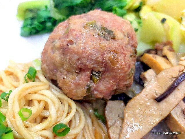 「老北京雜醬麵館」--- 獅子頭乾麵、豆包干湯與滷豆腐(Port meat ball ,vegetable and fried noodles , Gravy Tofu and Tofu with port meat soup) at Taiwan light dishes store, Taipei, Taiwan, SJKen, Dec 4, 2023