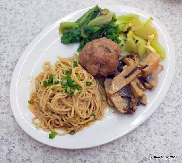 「老北京雜醬麵館」--- 獅子頭乾麵、豆包干湯與滷豆腐(Port meat ball ,vegetable and fried noodles , Gravy Tofu and Tofu with port meat soup) at Taiwan light dishes store, Taipei, Taiwan, SJKen, Dec 4, 2023