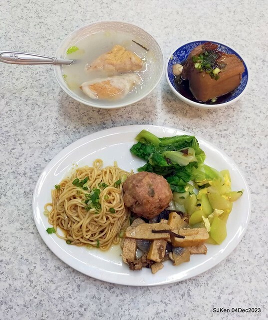 「老北京雜醬麵館」--- 獅子頭乾麵、豆包干湯與滷豆腐(Port meat ball ,vegetable and fried noodles , Gravy Tofu and Tofu with port meat soup) at Taiwan light dishes store, Taipei, Taiwan, SJKen, Dec 4, 2023