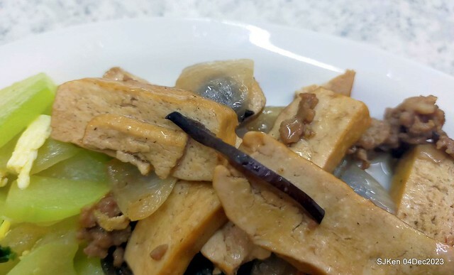 「老北京雜醬麵館」--- 獅子頭乾麵、豆包干湯與滷豆腐(Port meat ball ,vegetable and fried noodles , Gravy Tofu and Tofu with port meat soup) at Taiwan light dishes store, Taipei, Taiwan, SJKen, Dec 4, 2023