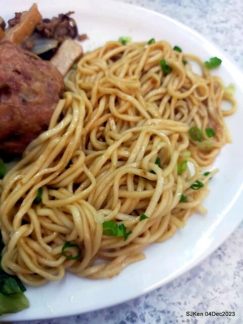「老北京雜醬麵館」--- 獅子頭乾麵、豆包干湯與滷豆腐(Port meat ball ,vegetable and fried noodles , Gravy Tofu and Tofu with port meat soup) at Taiwan light dishes store, Taipei, Taiwan, SJKen, Dec 4, 2023