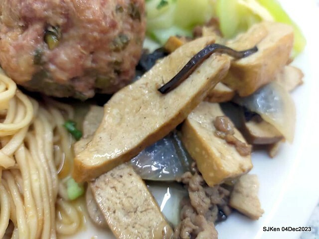 「老北京雜醬麵館」--- 獅子頭乾麵、豆包干湯與滷豆腐(Port meat ball ,vegetable and fried noodles , Gravy Tofu and Tofu with port meat soup) at Taiwan light dishes store, Taipei, Taiwan, SJKen, Dec 4, 2023