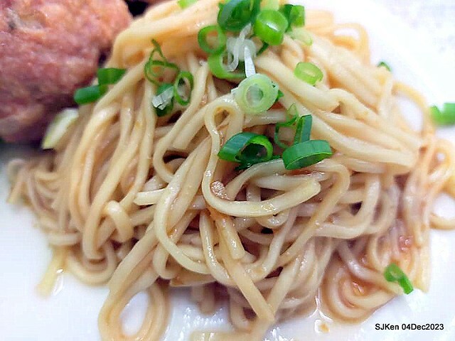 「老北京雜醬麵館」--- 獅子頭乾麵、豆包干湯與滷豆腐(Port meat ball ,vegetable and fried noodles , Gravy Tofu and Tofu with port meat soup) at Taiwan light dishes store, Taipei, Taiwan, SJKen, Dec 4, 2023