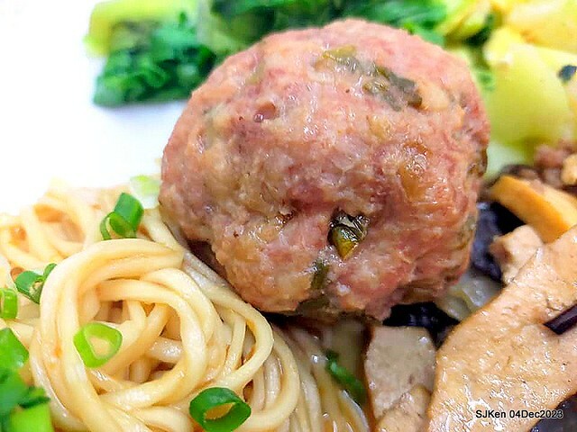「老北京雜醬麵館」--- 獅子頭乾麵、豆包干湯與滷豆腐(Port meat ball ,vegetable and fried noodles , Gravy Tofu and Tofu with port meat soup) at Taiwan light dishes store, Taipei, Taiwan, SJKen, Dec 4, 2023