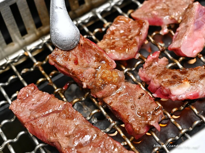 串王爺美滿鍋物｜台中新開特色麻辣串串鍋，一串只要10元，一樓還有結合個人燒肉套餐，一人也能獨享美味燒肉