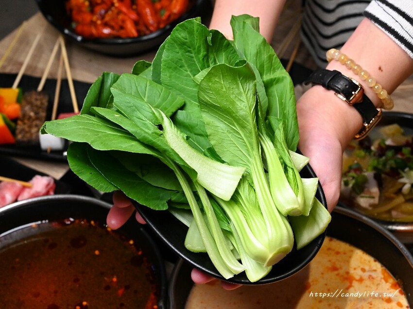 串王爺美滿鍋物｜台中新開特色麻辣串串鍋，一串只要10元，一樓還有結合個人燒肉套餐，一人也能獨享美味燒肉