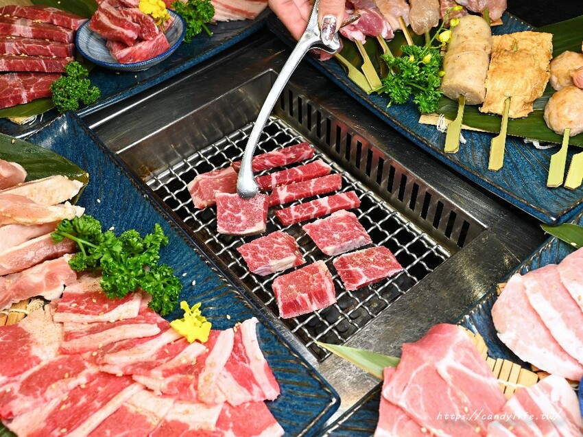 串王爺美滿鍋物｜台中新開特色麻辣串串鍋，一串只要10元，一樓還有結合個人燒肉套餐，一人也能獨享美味燒肉