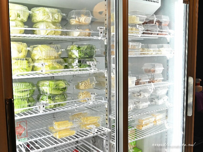 串王爺美滿鍋物｜台中新開特色麻辣串串鍋，一串只要10元，一樓還有結合個人燒肉套餐，一人也能獨享美味燒肉