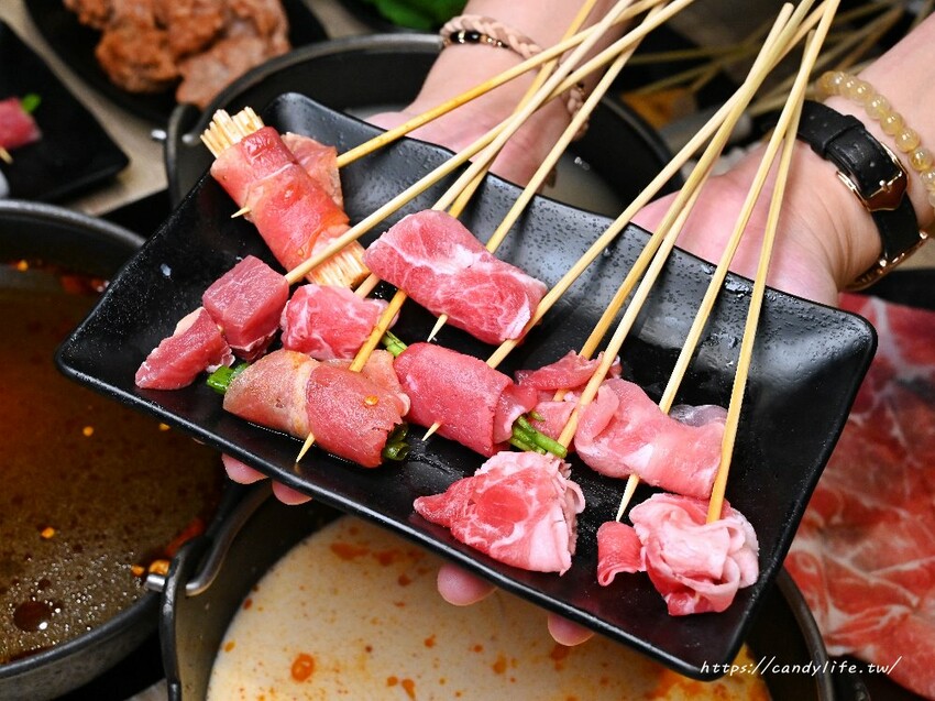 串王爺美滿鍋物｜台中新開特色麻辣串串鍋，一串只要10元，一樓還有結合個人燒肉套餐，一人也能獨享美味燒肉