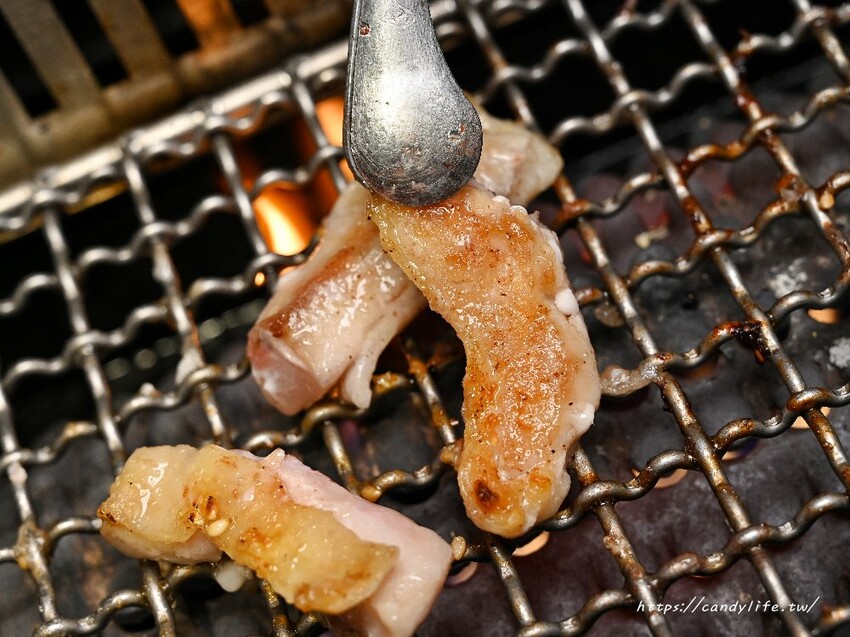 串王爺美滿鍋物｜台中新開特色麻辣串串鍋，一串只要10元，一樓還有結合個人燒肉套餐，一人也能獨享美味燒肉