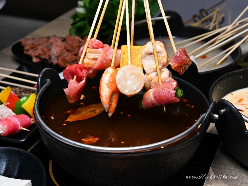 串王爺美滿鍋物｜台中新開特色麻辣串串鍋，一串只要10元，一樓還有結合個人燒肉套餐，一人也能獨享美味燒肉