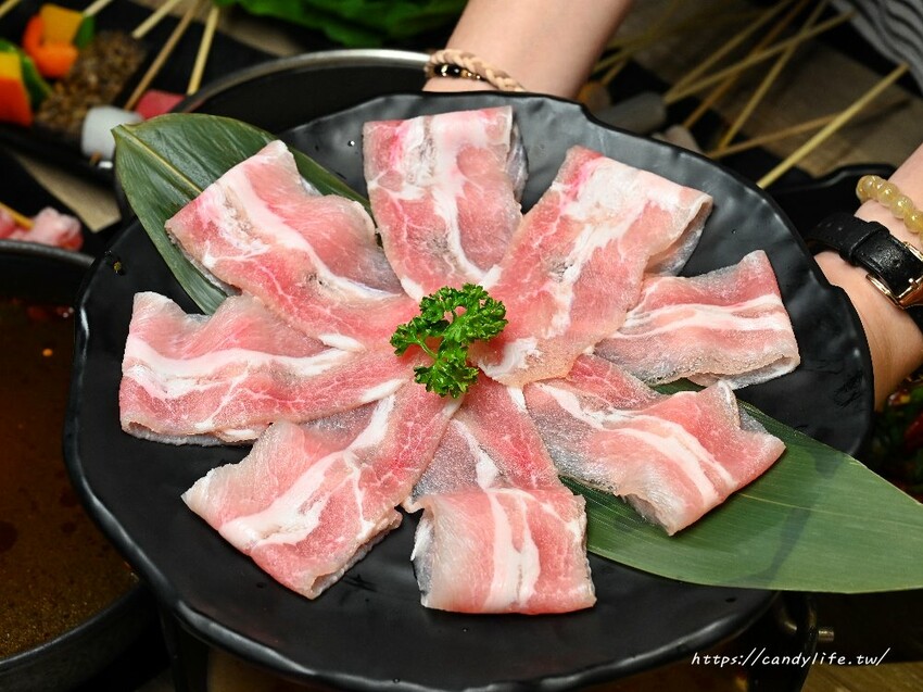 串王爺美滿鍋物｜台中新開特色麻辣串串鍋，一串只要10元，一樓還有結合個人燒肉套餐，一人也能獨享美味燒肉