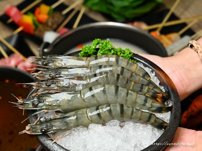 串王爺美滿鍋物｜台中新開特色麻辣串串鍋，一串只要10元，一樓還有結合個人燒肉套餐，一人也能獨享美味燒肉