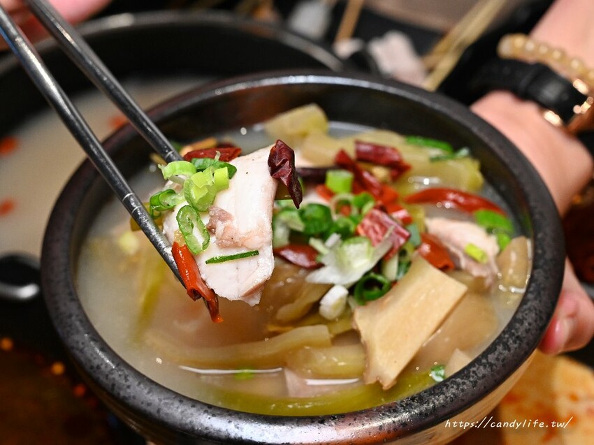 串王爺美滿鍋物｜台中新開特色麻辣串串鍋，一串只要10元，一樓還有結合個人燒肉套餐，一人也能獨享美味燒肉