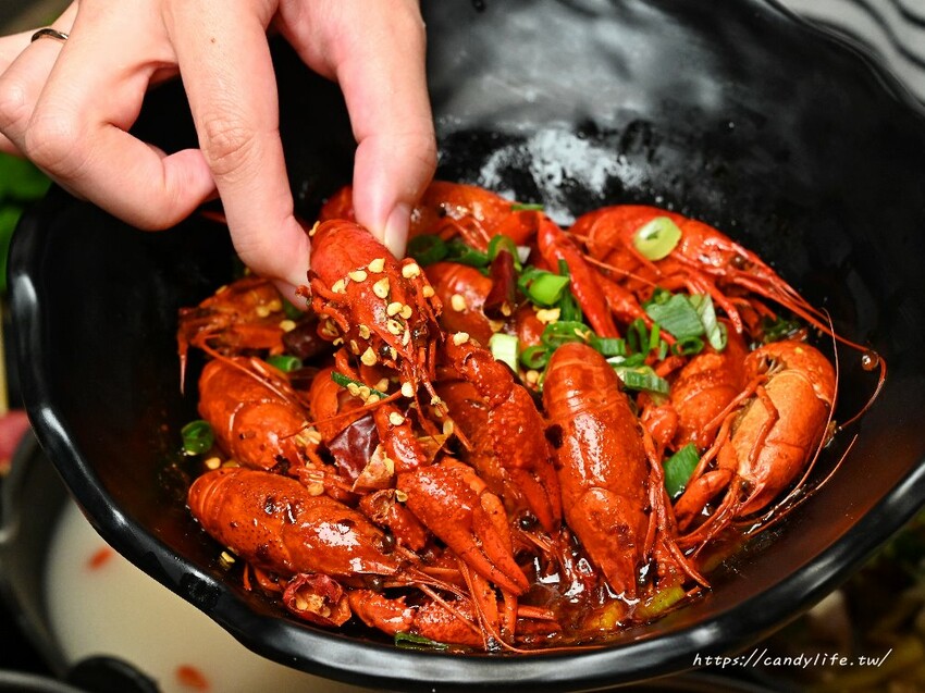 串王爺美滿鍋物｜台中新開特色麻辣串串鍋，一串只要10元，一樓還有結合個人燒肉套餐，一人也能獨享美味燒肉