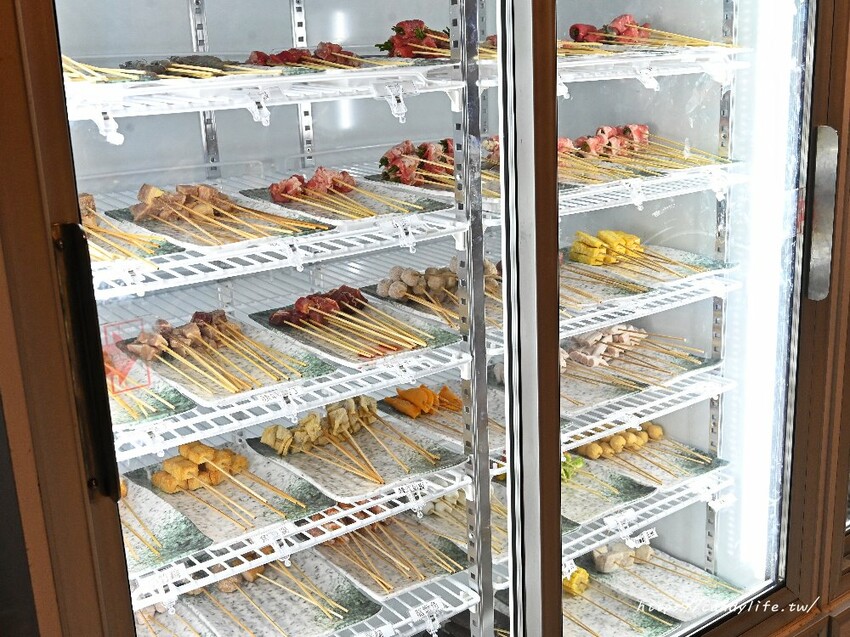 串王爺美滿鍋物｜台中新開特色麻辣串串鍋，一串只要10元，一樓還有結合個人燒肉套餐，一人也能獨享美味燒肉